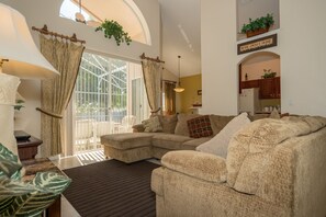 Hus, flere senger, privat basseng, utsikt mot golfbane | Oppholdsrom | En 42-tommers TV med kabel-kanaler samt MP3-dokkingstasjon