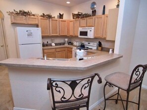 House, Multiple Beds, Private Pool, Golf View | Private kitchen | Fridge, microwave, stovetop, dishwasher - Hg423sp 4 Bedroom Villa in High Grove (Clermont)