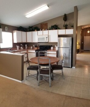 Ferienhaus, Mehrere Betten, eigener Pool, Blick auf den Golfplatz | Eigene Küche | Kühlschrank, Mikrowelle, Herdplatte, Geschirrspüler