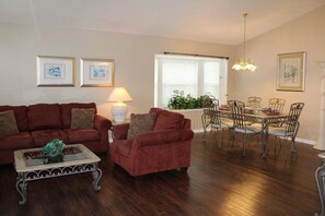 Ferienhaus, Mehrere Betten, eigener Pool, Blick auf den Golfplatz | Wohnzimmer | 42-Zoll-Fernseher mit Kabelempfang, MP3-Dockingstation