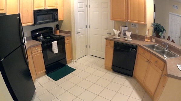Condo, Multiple Beds, Balcony, Golf View | Private kitchen