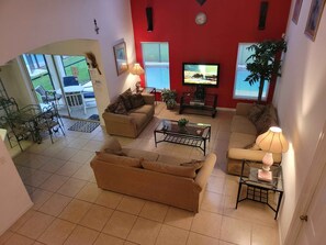 منزل - عدة أسرّة - بمسبح خاص - منظر لملعب الجولف | غرفة المعيشة | تلفزيون بحجم 42-بوصة يعرض قنوات تلفزيونية باشتراك مدفوع