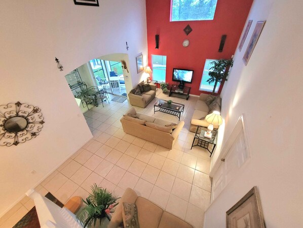 منزل - عدة أسرّة - بمسبح خاص - منظر لملعب الجولف | منطقة المعيشة | تلفزيون بحجم 42-بوصة يعرض قنوات تلفزيونية باشتراك مدفوع