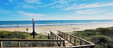 Beach nearby, sun loungers, beach towels