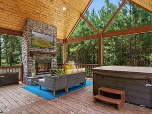 Property grounds - Beautifully decorated just minutes from restaurants, and other local attractions (Broken Bow)