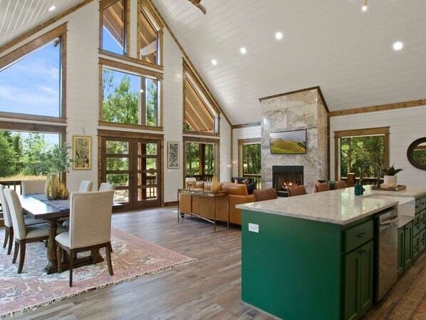 Interior - Beautifully decorated just minutes from restaurants, and other local attractions (Broken Bow)