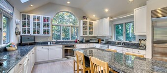 Hamptons - Pool & Private Tennis Court, Hot Tub, 2 Pickleball Courts