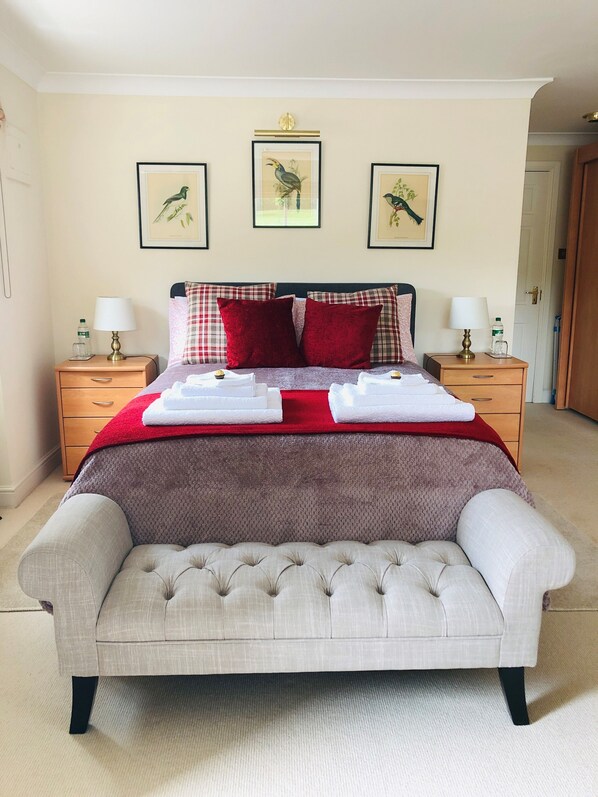 1 chambre, bureau, système d’insonorisation, fer et planche à repasser