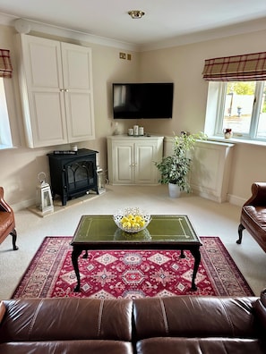 Smart TV, fireplace, ping pong - Charming Hen Cottage Countryside Retreat Lincoln (Lincoln)