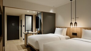 A hotel room with two beds, a wooden headboard, a bedside table, a mirror, and a hanging light fixture. - Fairfield by Marriott Gifu Takayama Shirakawa Go (Takayama)