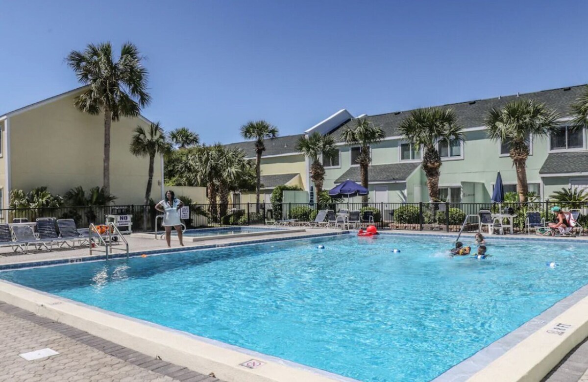 Photo 10 of Snowbirds come enjoy the mild winter weather here in Destin.