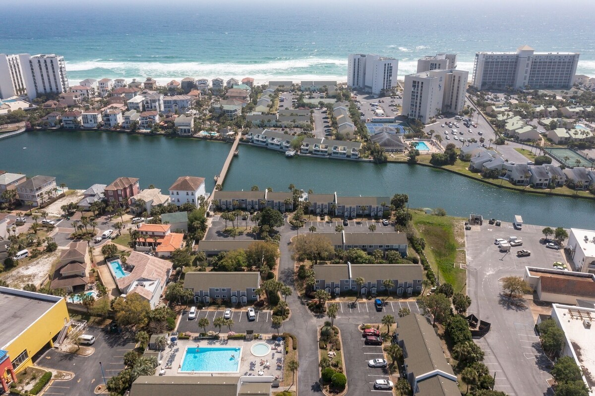 Photo 7 of Snowbirds come enjoy the mild winter weather here in Destin.