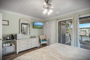 2 bedrooms, in-room safe, desk, iron/ironing board