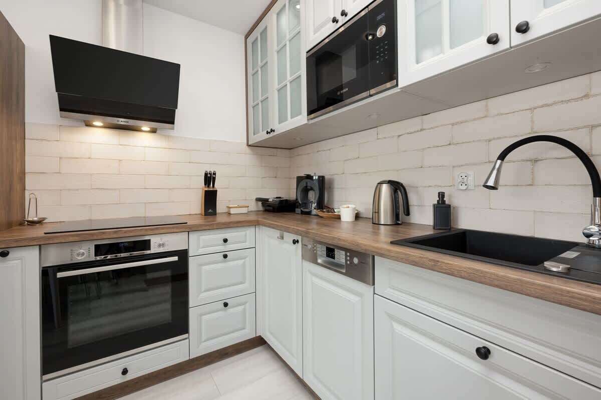 Køleskab, mikrobølgeovn, ovn, kogeplade