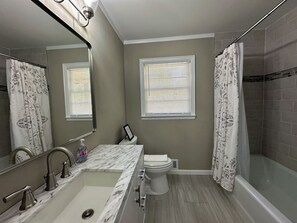 Bathroom - Cozy Lake Hartwell Cottage near Tugaloo State Park (Lavonia)
