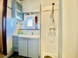 Dusche, Haartrockner, HandtĂŒcher
