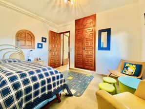 3 bedrooms, iron/ironing board, internet, bed sheets