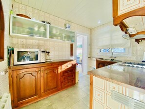 Kühlschrank, Mikrowelle, Ofen, Wasserkocher mit Kaffee-/Teezubehör