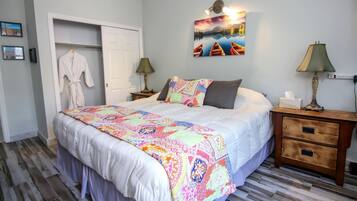 1 bedroom, desk, WiFi