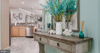Beach Paradise VI-Downtown Waterfront Bayview, Luxury Boardwalk Condo with POOL!