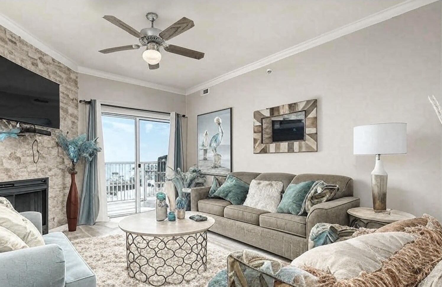 Una Smart TV, una chimenea, videojuegos