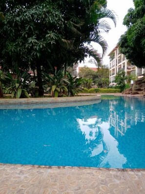 Una piscina al aire libre