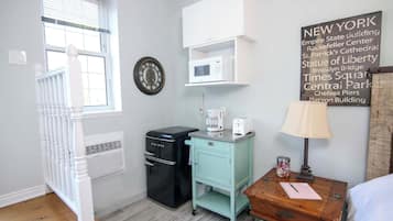 Refrigerador, cafetera y tetera y utensilios de cocina