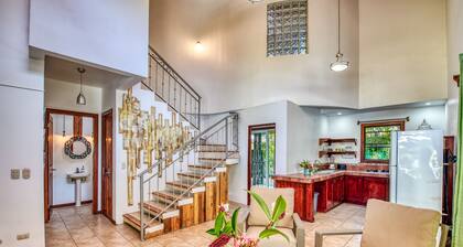 Private Villa mit üppigem Garten, großem Pool / Jacuzzi. 5 Min zu Fuß zum Strand