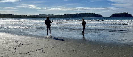 Nära stranden, solstolar och strandhanddukar