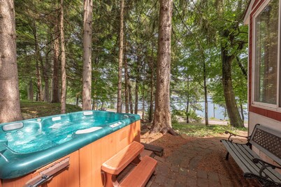 Charming Dog Friendly Cottage w/ Dock & Fire Pit