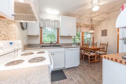 Charming Dog Friendly Cottage w/ Dock & Fire Pit