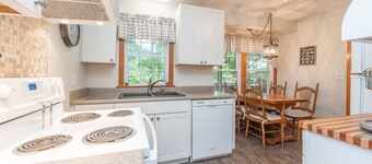 Charming Dog Friendly Cottage w/ Dock & Fire Pit