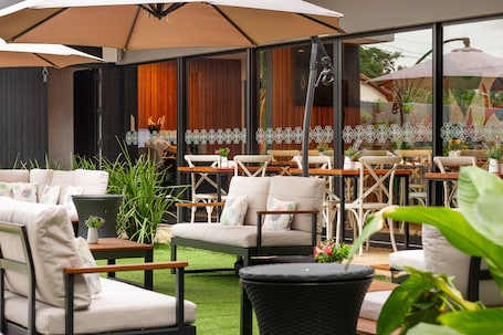 43-inch Smart TV with digital channels, TV, Netflix