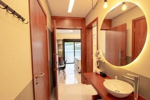 Cabezal de ducha tipo lluvia, secador de pelo, toallas