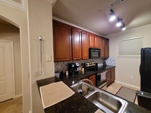 Condo, varias camas, hidromasaje, vista al campo de golf | Cocina privada | Refrigerador, microondas, parrilla de estufa y lavavajillas 