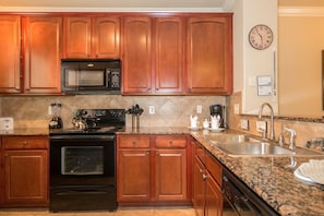 Condo, Multiple Beds, Hot Tub, Golf View | Private kitchen