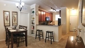Condo, varias camas, patio, vista al jardín (BP726CP) | Cocina privada | Cafetera y tetera, refrigerador, microondas y horno 