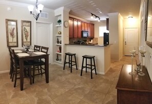 Appartamento, letti multipli, patio, vista giardino (BP726CP) | Cucina privata | Frigorifero, microonde, forno, piano cottura