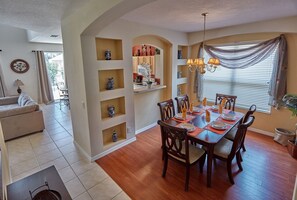 Casa, várias camas, piscina particular, vista para o campo de golfe | Cozinha privada | Geladeira, micro-ondas, cooktop, lava-louças