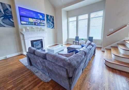 Artsy 3-Story Townhouse w/ Hot Tub - Perfect for Groups