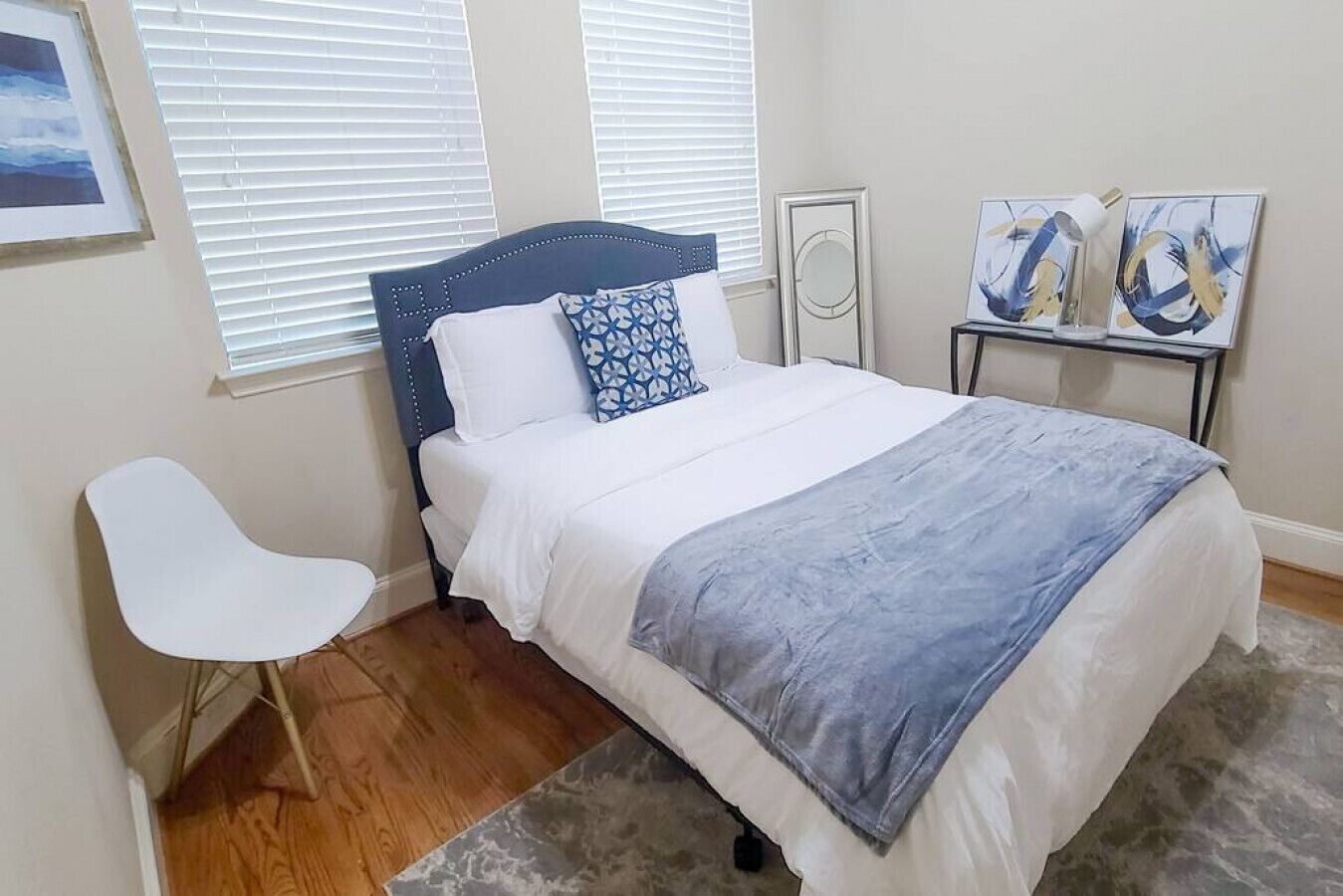 3 soverom, skrivebord, strykejern/-brett og reiseseng for barn