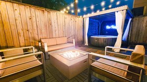 Outdoor spa tub - Artsy 3-Story Townhouse w/ Hot Tub - Perfect for Groups (Houston)