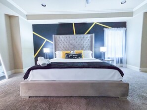 3 bedrooms, desk, iron/ironing board, travel cot - Artsy 3-Story Townhouse w/ Hot Tub - Perfect for Groups (Houston)