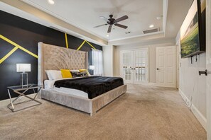 3 makuuhuonetta, työpöytä, silitysrauta/-lauta, vauvan matkasänky