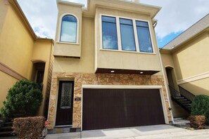 Exterior - Artsy 3-Story Townhouse w/ Hot Tub - Perfect for Groups (Houston)