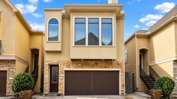Exterior view of the spacious three-story townhome, ideally located near Houston’s popular Uptown Galleria area.