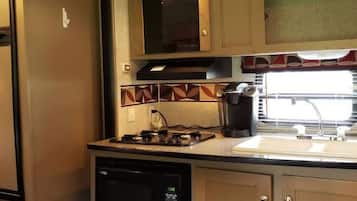 Kühlschrank, Mikrowelle, Herdplatte, Wasserkocher mit Kaffee-/Teezubehör