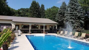 Een buitenzwembad, een verwarmd zwembad