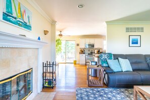 Living area - Lovely Hampton Bays house (Hampton Bays)