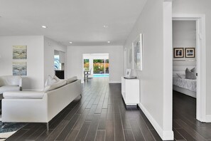 Interior - Villa Coastal Cove Sparkling Pool Close to Beach BBQ En-Suite (Boca Raton)